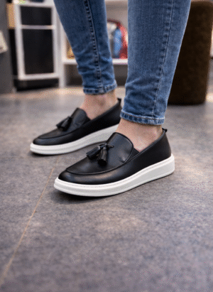 Мъжки спортно елегантни обувки в черно Б-231